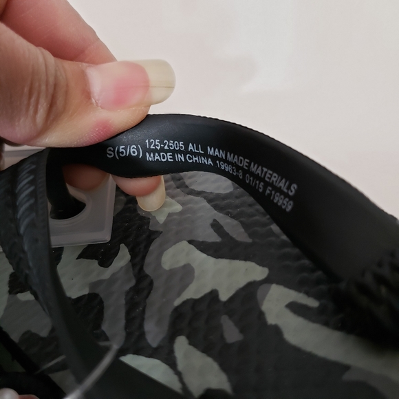 5/$15 S(5/6) Arizona Jean Company Black Gray Camo Print Slippers Flip Flops - Picture 4 of 5